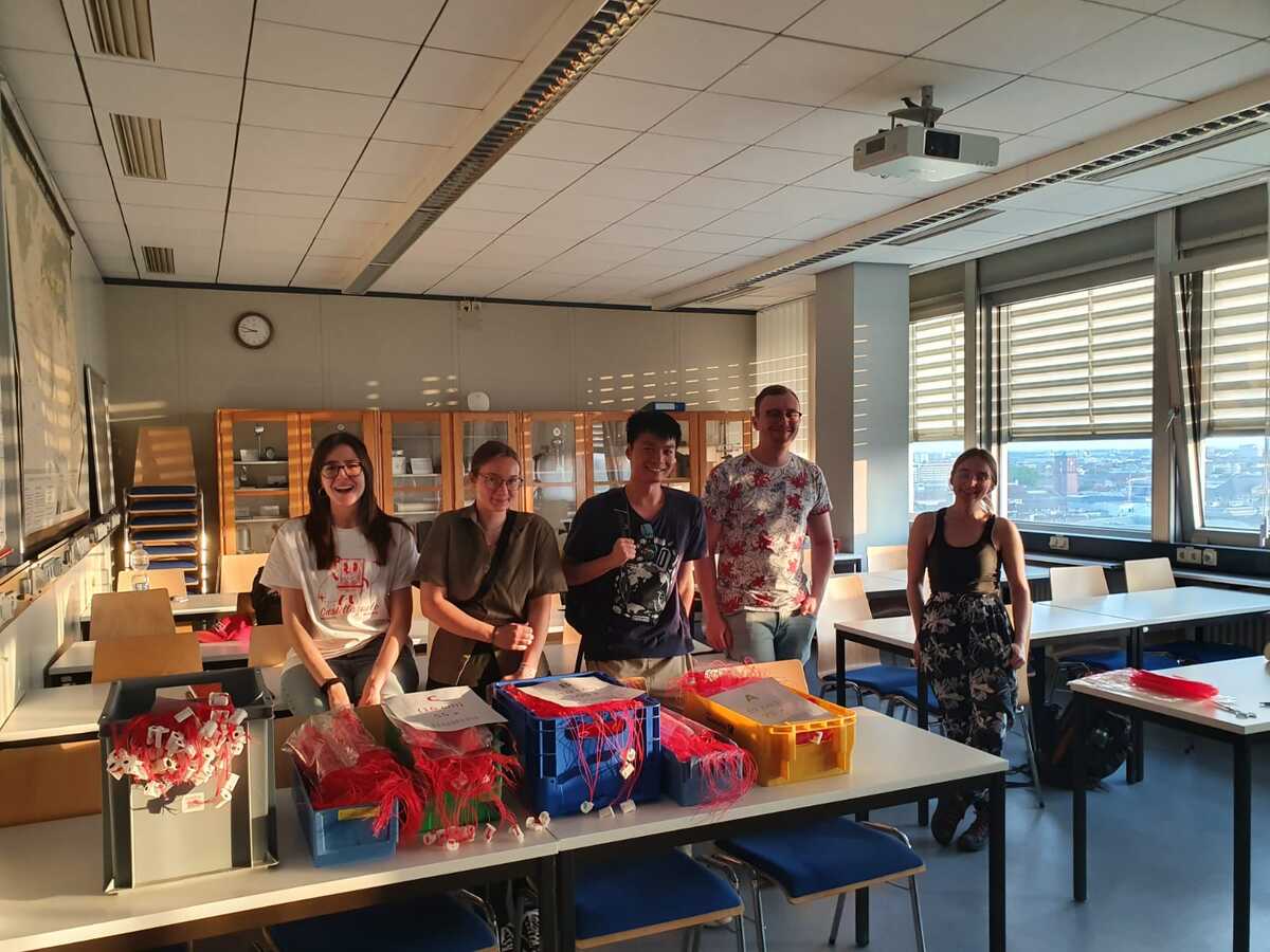 Parachute cutting event