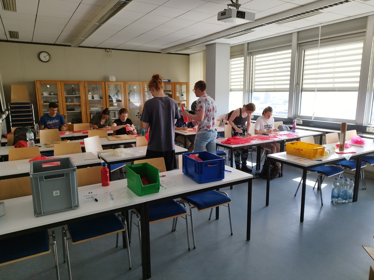 Parachute cutting event